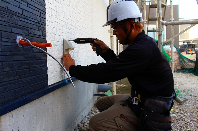 仕事内容　屋外コンセント設置工事